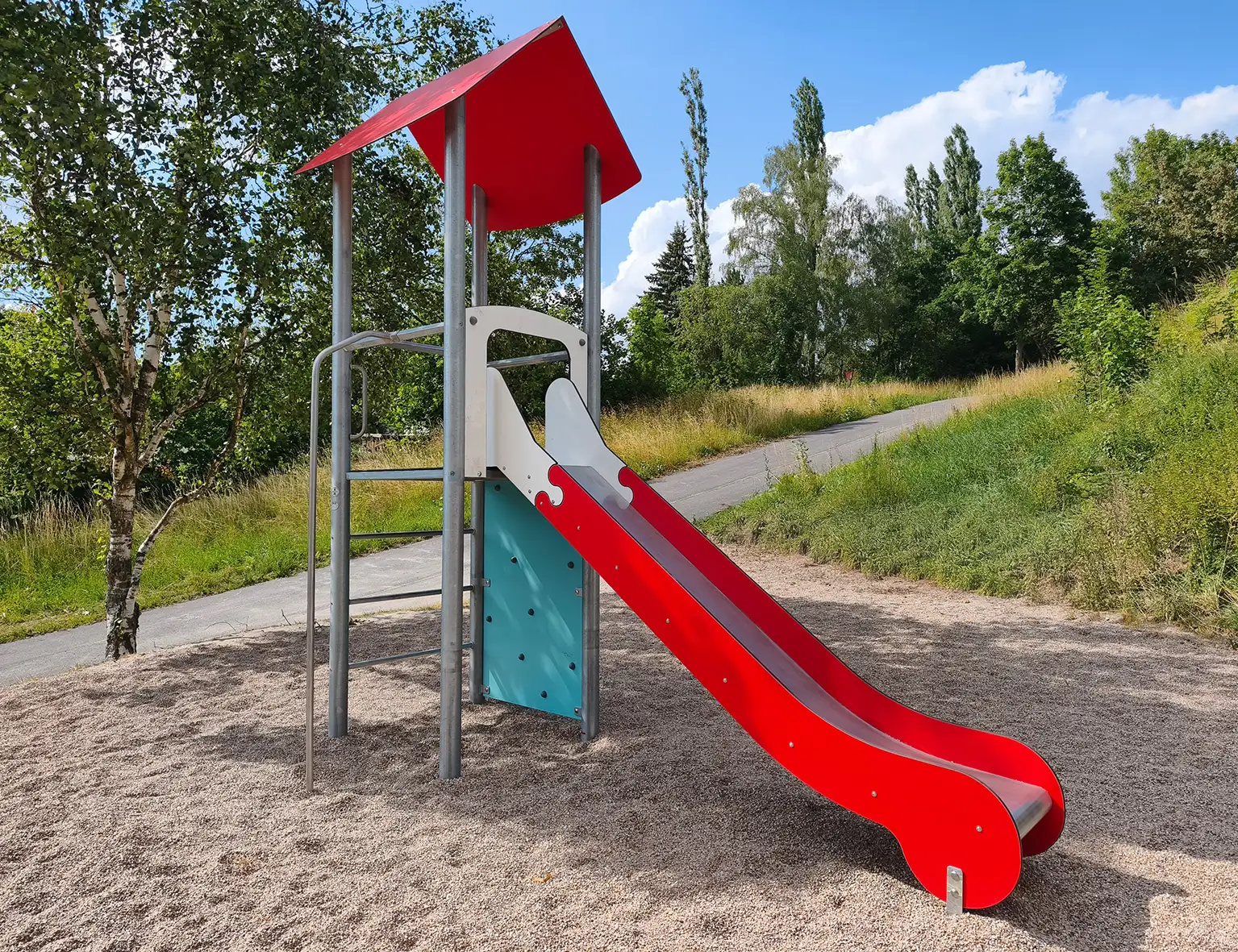 Rutschenturm auf dem Spielplatz Obere Hertzstraße im Wohngebiet „Pörlitzer Höhe“