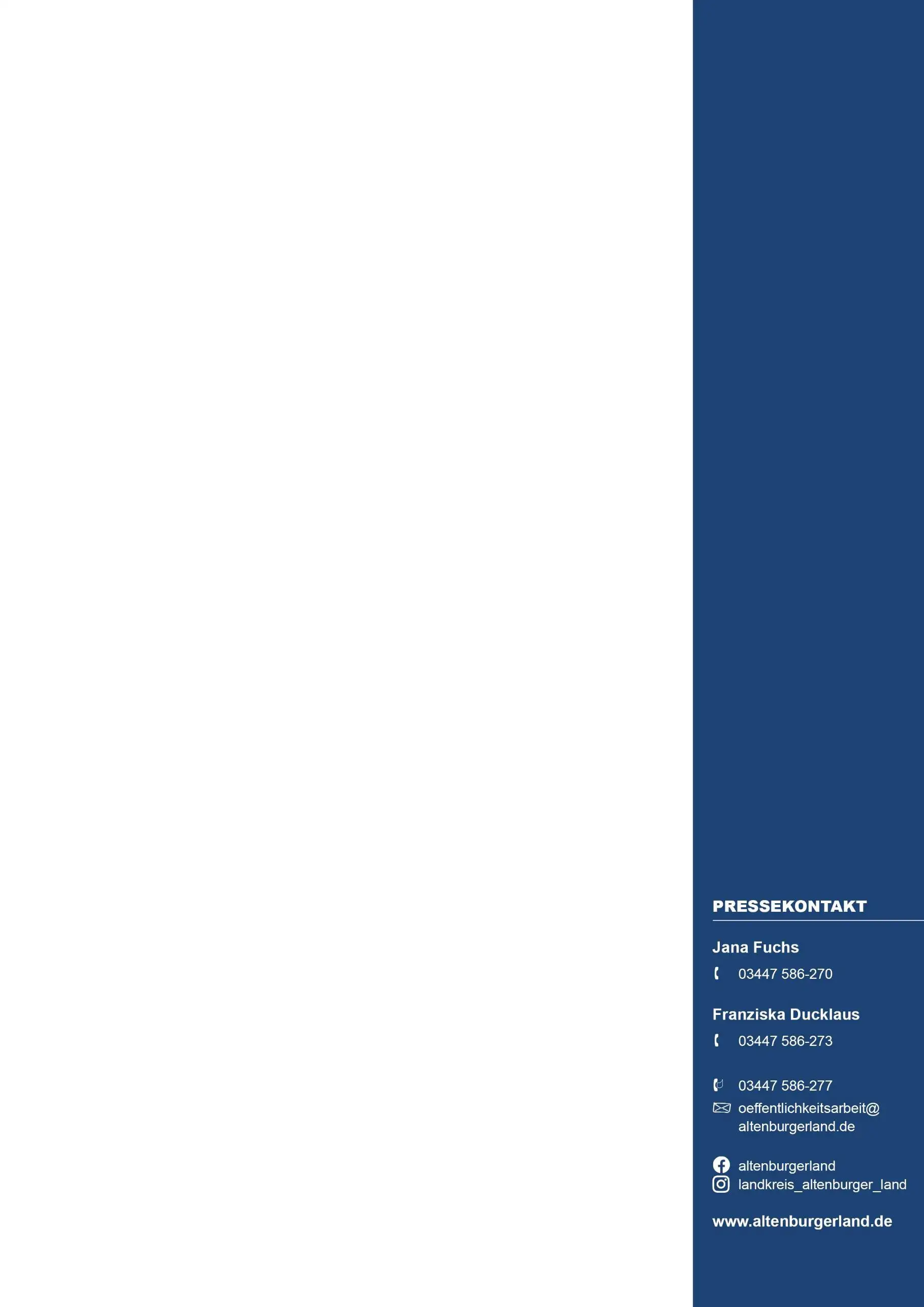 Person mit Schreibunterlagen und Dokumenten im Vordergrund in einem Innenraum.