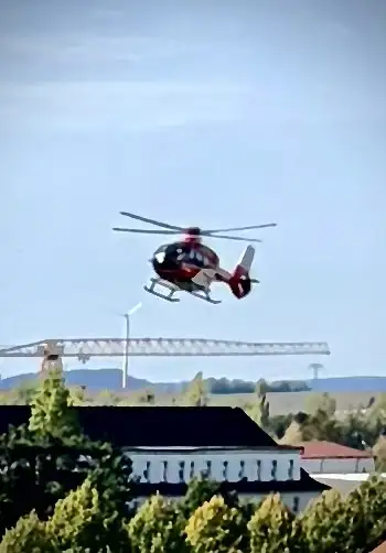 LPI-NDH: Unfall an Tankstelle - Feuerwehren, Polizei und Rettungshubschrauber im Einsatz