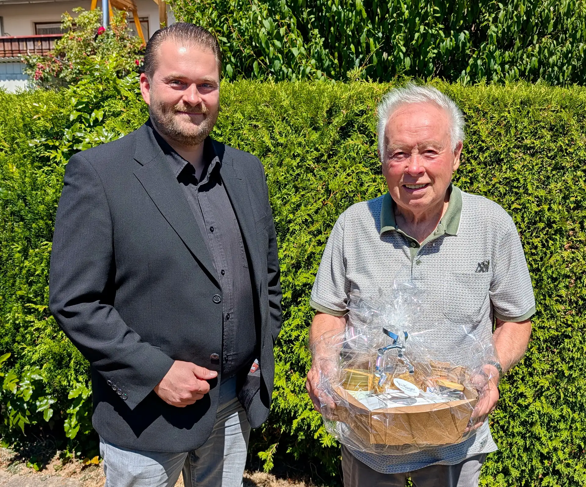 Ralf Triesch/Stadt Haiger Pressemitteilung 55 Jahre im Ehrenamt aktiv Bürgermeister Helfert ehrt Helmut Fey für seine Tätigkeit im Ortsgericht HAIGER-ALLENDORF (öah/rst) – Der Rathaus-Chef war tief beeindruckt.